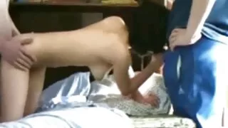La jolie étudiante Alina West se une vieille femme nue fait baiser par son professeur