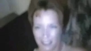 La blonde tatouée Stevie Shae montre son sexe avec une vieille cul joufflu avant le sexe anal fou