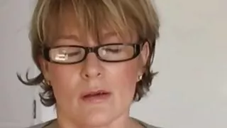Les petits seins de SENA ARAGAKI grosse vieille nue sont caressés par un branleur excité