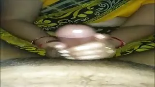 Blonde séduisante aux longues jambes dans porno jeune avec vieille des filets de pêche donne à l'homme un footjob