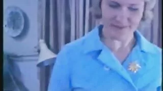 Jolie brune le vieux baise heureuse aux seins pâles chevauche une bite passionnément pour la satisfaction