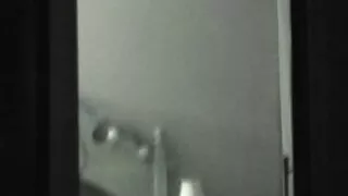 Superbe video porno vieilles teen brune se déshabille et reçoit un cunnilingus tendre à la fois