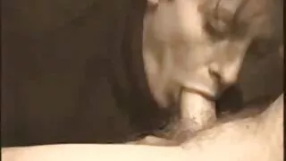 Une étudiante mignonne vorace en uniforme rouge suce une énorme vieilles cochonnes francaises bite