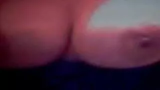 Une blonde bronzée aux longues jambes baise la chatte avec un gode sexe vieux jeune jusqu'à ce qu'elle gicle