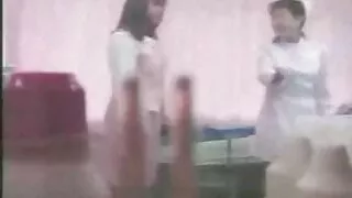Brune rapace en robe de latex film x avec vieille poings la fente humide de la blonde attachée