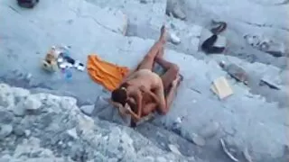 La salope accro à la musique Jennifer Dark est excitée quand elle écoute une vieille granny porno chanson