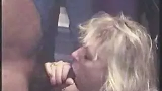 Une prostituée blonde potelée se fait sexe vieille mamie éjaculer sur son bouton