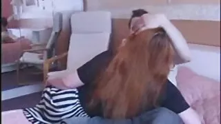 Une brune sexy hilarante suce une bite dure vieille ronde nue pour le sperme dans un bain chaud savonneux