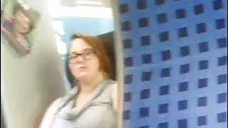 Une salope blonde accro au gode aux gros seins suce vielles femmes nue une délicieuse bite noire