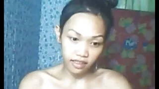 La séductrice aux cheveux bouclés est plus que prête pour sa vieille baisee de force séance de fisting chaud