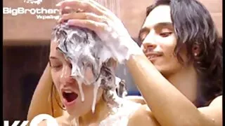 Après avoir été taquinée avec un jouet aux œufs jaunes, cette brune au gros cul chevauche une video de vieille lesbienne bite
