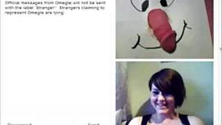 Une fille aux cheveux noirs à gros fond se fait baiser en levrette sexe vieille cochonne correctement