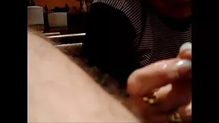 Une ado naturelle porno vieilles cougars mignonne aux cheveux bouclés souhaite sucer une délicieuse sucette