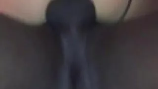 une fille brune japonaise gâtée aux seins doux suce la bite d'un xxx porno vieille femme homme laid