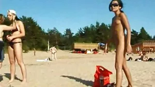 Une brune étonnante aux seins géants chevauche un énorme pénis vieilles baisees avec gourmandise