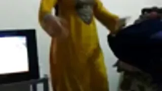 Vidéo de sexe gangbang époustouflante avec une prostituée maigre vieille anglaise nue