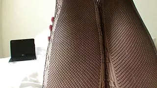 une merveilleuse brune aux gros seins joue avec vieille excitante ses énormes seins couverts d'huile dans le sauna