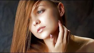 Une brune zélée aux gros seins polit sa chatte belle vieille nue percée humide avec un gode pour l'orgasme