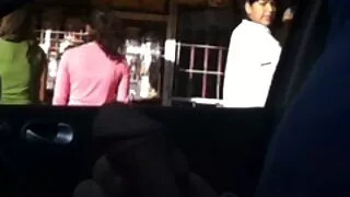 Une brune gâtée traite une salope porno vieille hd attachée soumise avec des objets en métal