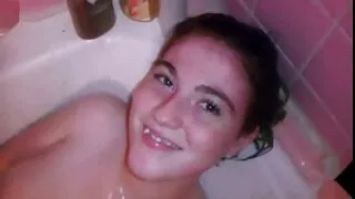 Une brune incroyablement lubrique et gâtée n'a rien contre le DP dur porno de vieille africaine (MMF)