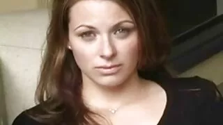 Nasty brunette soulève sa robe et montre vieille hot son gros cul