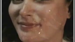La milf porno vieille jeune salée Sarah Jane Ceylon se fait pendre avec des ceintures en cuir