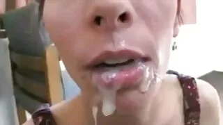 Les lesbiennes sensuelles Alice March et Rilee sexe vieux Marks lèchent des chattes dans la baignoire