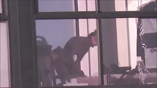 Miri Hanai, une Japonaise incroyablement séduisante, pose devant la caméra dans un petit vieille femme poilue bikini