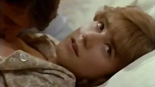 Quand Alli Rae ne se masturbe sexe vieux et jeune pas, elle fait l'amour