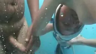 La fille folle Candy Kiss tukif vieille femme baise sa chatte avec une banane recouverte de crème fouettée