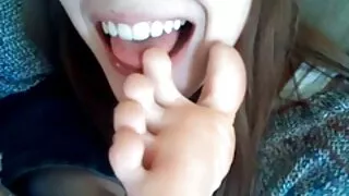 Une nympho blonde vorace avec des lunettes porno des vieilles africaines danse et se déshabille sur les genoux du mec