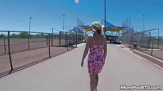 La tête blonde courbée et pâle Kala Prettyman vieille chatte poilue se masturbe avec de gros jouets
