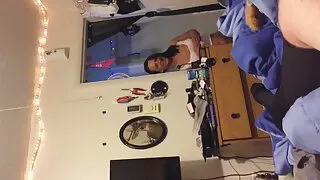 Une brune lubrique polyvalente transforme mish en un coureur de bite vieille cochonne mature chaud et non-stop