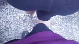Deux ados blondes enjouées font une pipe et baisent leur demi-frère aîné vieille femme en chaleur