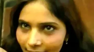 Une blonde soumise bâillonnée est ligotée et traitée de manière BDSM vieilles en rute dure