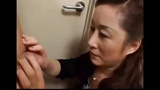 Vera, une femme au foyer vieille cougar black mature et méchante, baise un jeune plombier et mange son sperme