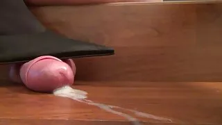 Une délicieuse blonde aux seins naturels frotte sa vieilles porno chatte poilue dans un clip de masturbation solo sensuel