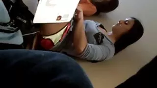 Un Japonais plonge dans vieille grosse cochonne les buissons de la chatte d'Ai Kurosawa