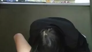 Une blonde mince d'apparence ordinaire avec de petits seins se rase et ouvre sa chatte vieilles nues