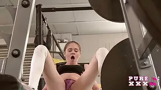 La demi-soeur se vieille femme porn fait baiser par son demi-frère pervers Codey Steele