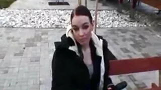 La petite milf vieille ronde nue japonaise Yuki Omura se masturbe avec un vibromasseur