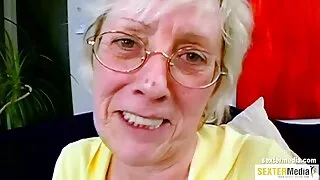 Une fille blonde excitée se mouille comme une baise dans un clip de masturbation solo vieille se fait baiser