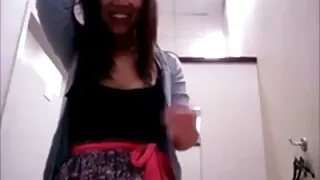 la porno femme vieille nympho rapace Sativa Rose se fait défoncer la chatte humide par deux mecs