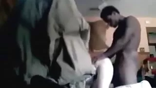 La divine belle adolescente brune Clair Santos vieilles matures francaises se fait doigter les trous et se fait baiser par derrière.