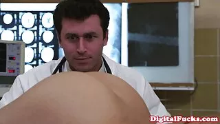 Une brune aux gros seins avec de belles fesses n'a vieille mature a gros seins rien contre la DP aujourd'hui (MMF)