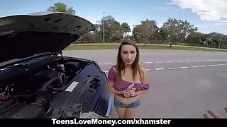 Putain de fille chaude Ashley filme porno de vieilles fait une pipe et baise dans son cabrio de luxe