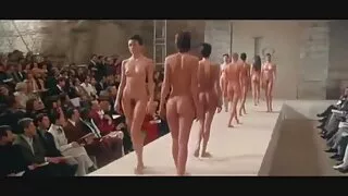 La vieille cochonne tukif petite amie tatouée Tetti Dew Korti suce une bite et se fait baiser dans la fente