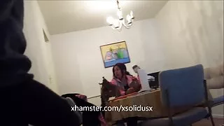 Blonde aux petits seins Gina Gerson fait porno vieille maman une pipe en POV avant de se faire baiser la chatte