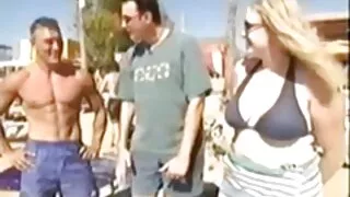 Méchante pipe video lesbienne vieille bâclée de l'adorable blonde maigre Alexia Sky