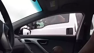 Charmante fille aux cheveux noirs chevauche la grosse bite de son petit porno lesbienne vieille ami chanceux